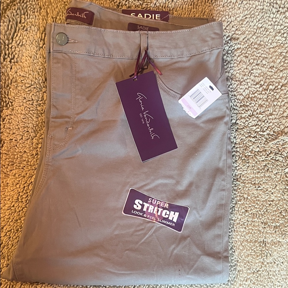 Gloria Vanderbilt Olive Green Capri Pants. New with tags!